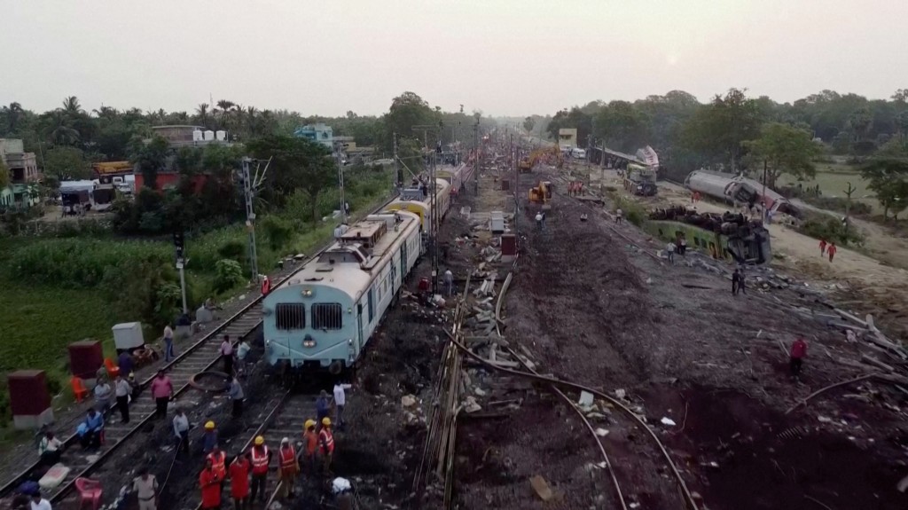 印度火车意外，最少已酿成288人身亡。(路透社)