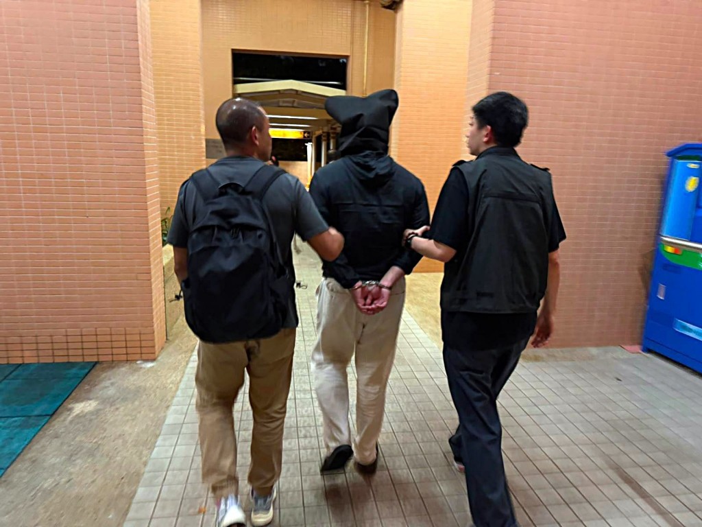 偉健被警方帶走。警方提供 偉健被警方帶走。警方提供