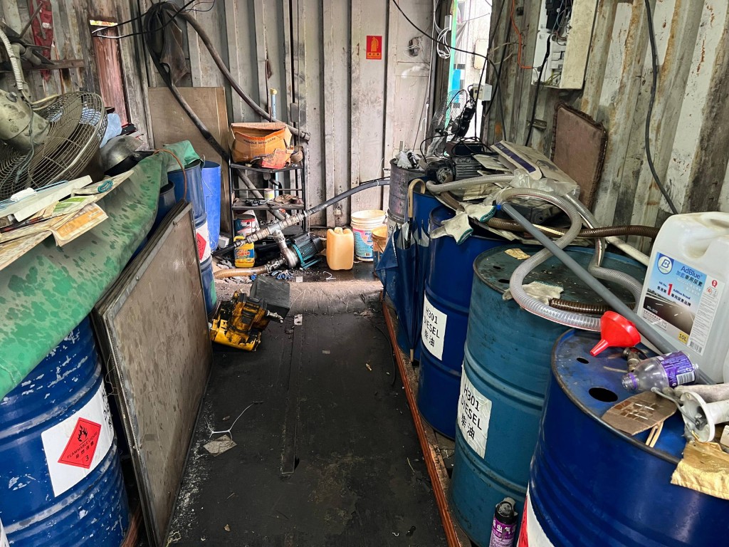 消防處搗破一個非法加油站檢獲975公升柴油。