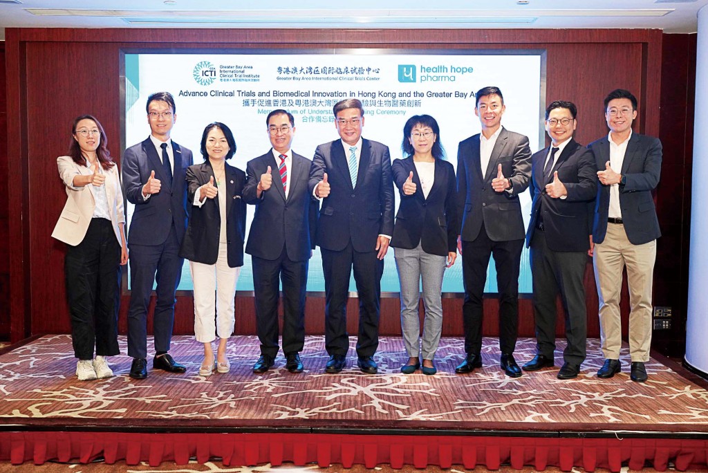 香港引進重點企業辦公室副總監(生命健康科技)張家進(左二)、香港科技園生命健康科技總監謝麗娟(左三)、香港生物科技協會副主席梁傳昕(右三)、香港大學深圳醫院GCP中心項目管理員卓寶珊(左一)、希華醫藥創辦人(中)與一眾來賓共同見證備忘錄簽署儀式。 香港引進重點企業辦公室副總監(生命健康科技)張家進(左二)、香港科技園生命健康科技總監謝麗娟(左三)、香港生物科技協會副主席梁傳昕(右三)、香港大學深圳醫院GCP中心項目管理員卓寶珊(左一)、希華醫藥創辦人(中)與一眾來賓共同見證備忘錄簽署儀式。