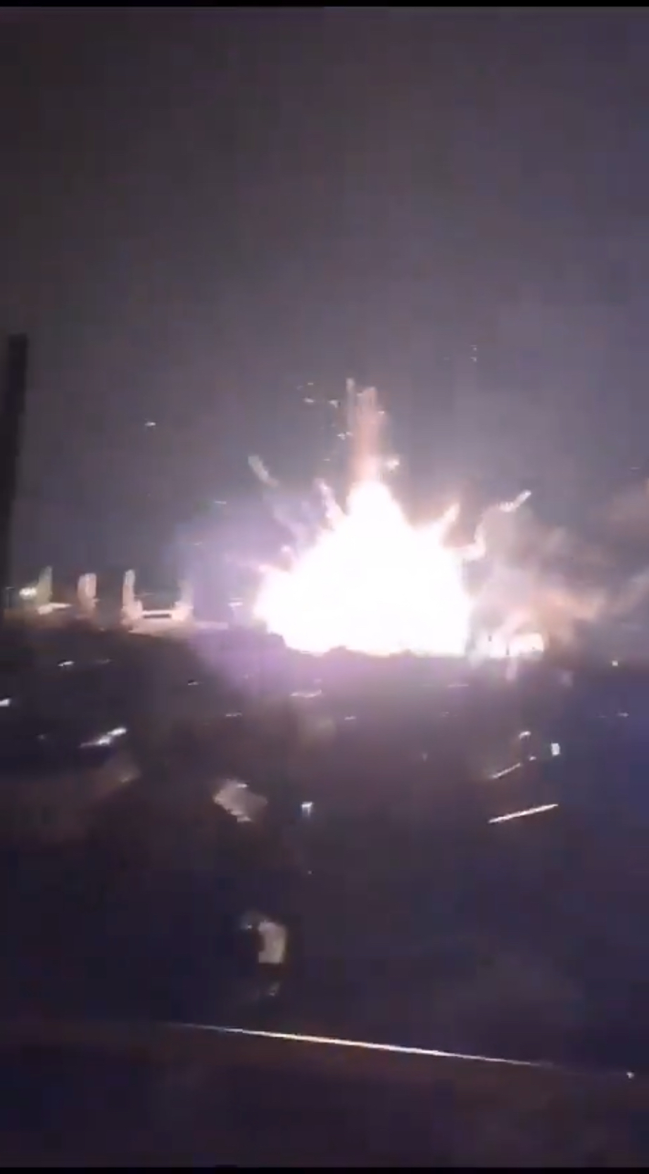网传影片显示“新切尔卡斯克号” （Novocherkassk）爆炸的一刻。X