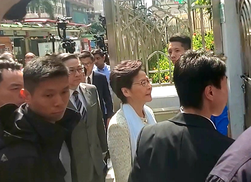 林鄭月娥與盧偉聰一同到訪清真寺。