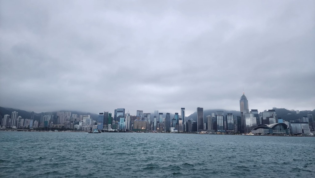 本港地區今日多雲，有幾陣驟雨，部分地區雨勢較大。黎志偉攝