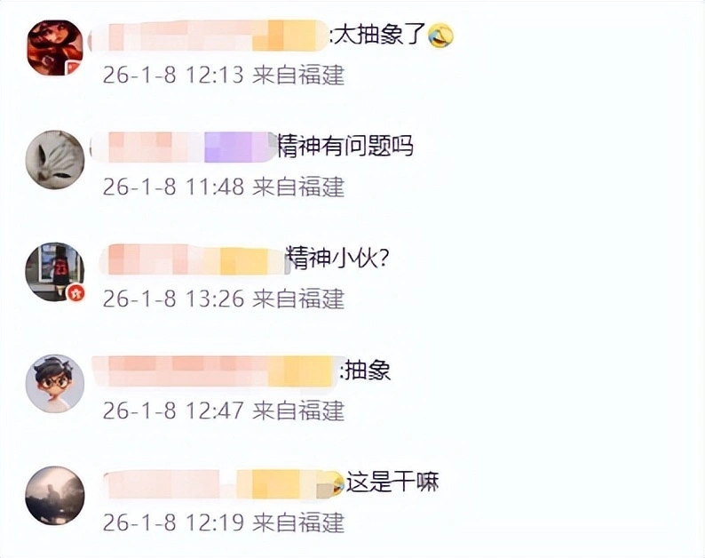 武汉地铁车厢一男子突然脱衣裸奔，相关影片网上曝光引发热议。