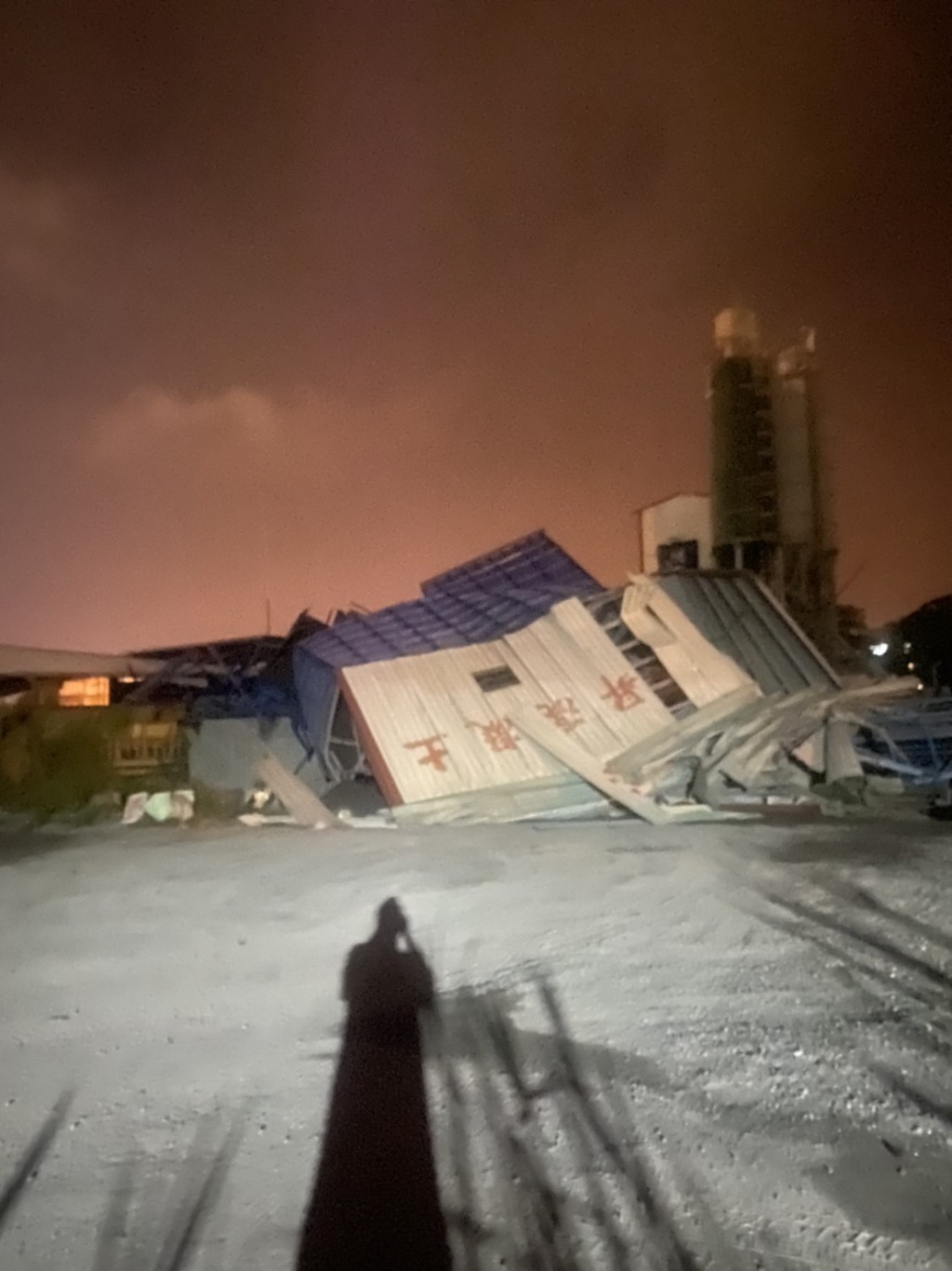 台東關山一處水泥混凝廠也受到地震影響倒塌。fb