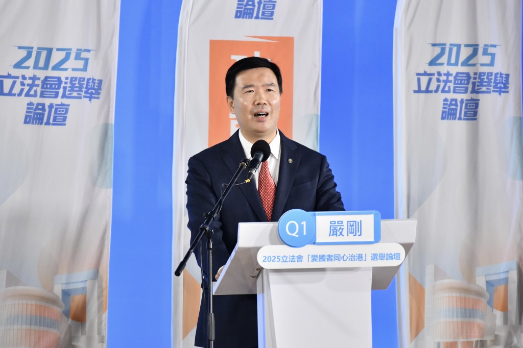 中資企業資深管理人員、現任議員嚴剛。 中資企業資深管理人員、現任議員嚴剛。