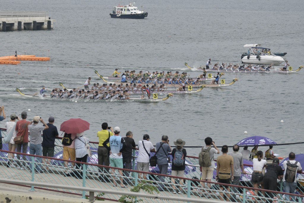 香港国际龙舟邀请赛每年都吸引不少旅客来港观赏。资料图片