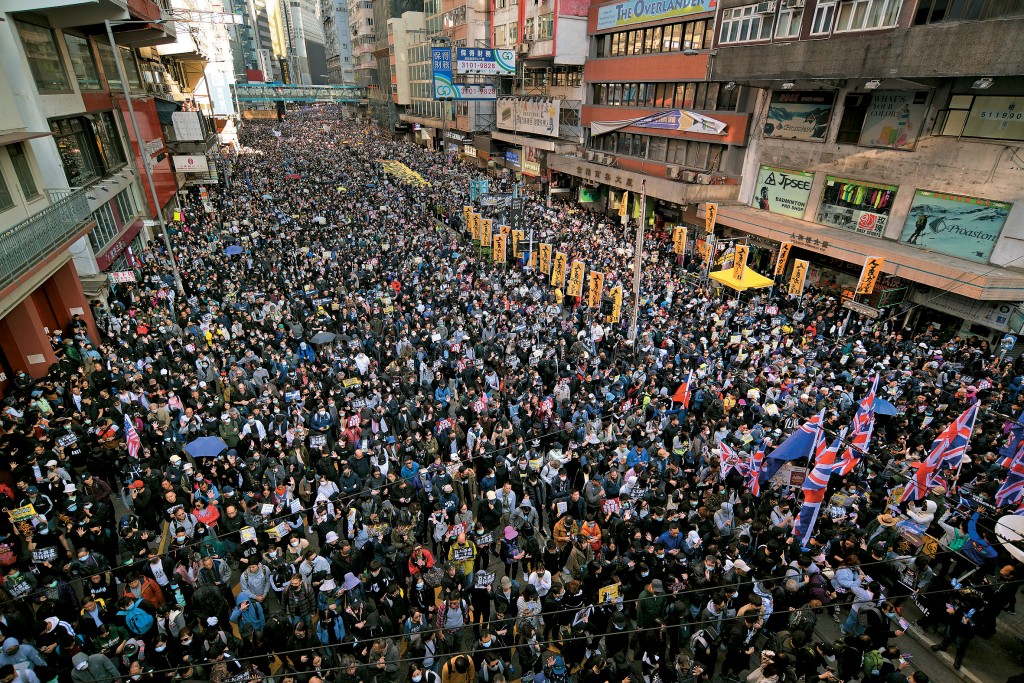 案中眾被告計劃於民陣「國際人權日大遊行」期間，把內含炸藥及鐵釘的兩個炸彈放置於遊行路線。
