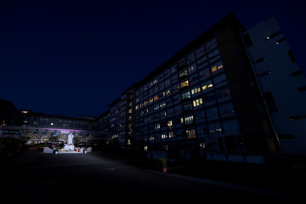 教宗已在羅馬的金美利醫院（Gemelli Hospital）住院近五週。路透社