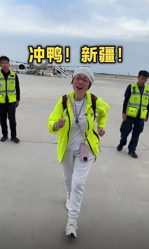 苑瓊丹近日到新疆宣傳新疆棉。 苑瓊丹近日到新疆宣傳新疆棉。