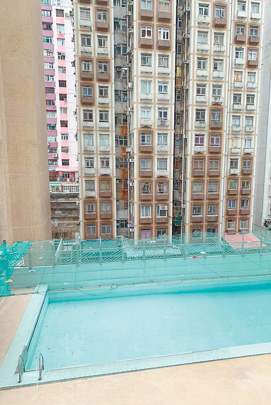 窗外可望屋苑泳池及同区楼景。
