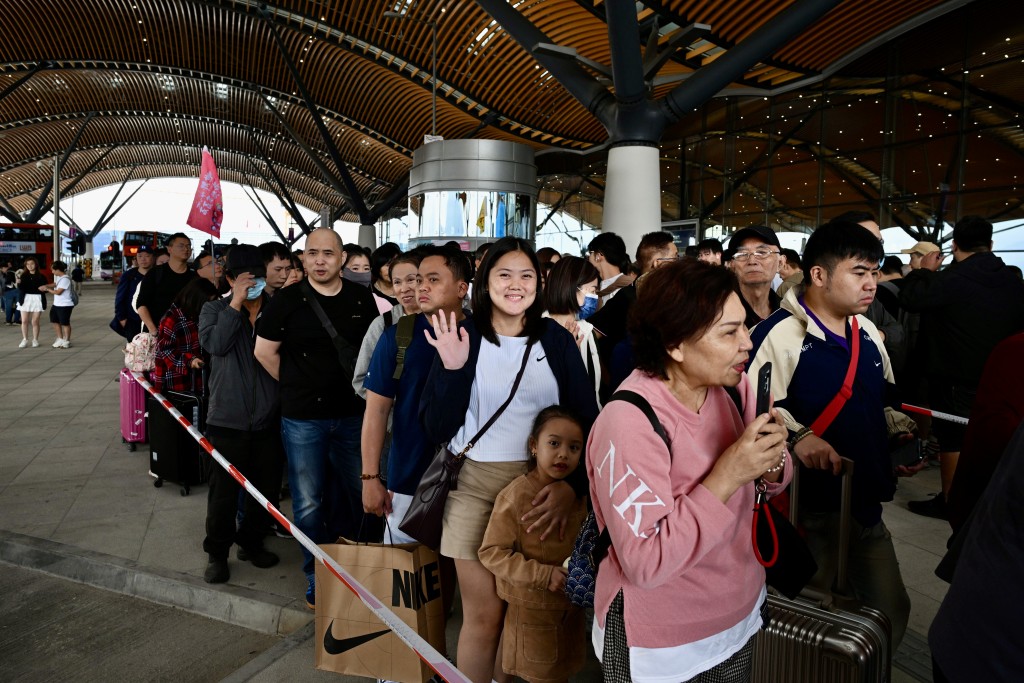 大樓外逼爆、大打蛇餅，不少旅客未料及封路。蘇正謙攝