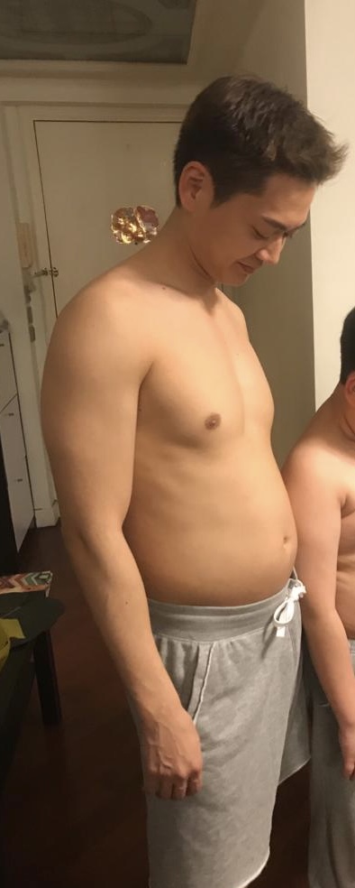 為了操肌，張振朗要先增肥，所以要先狂食，食出個大肚腩。
