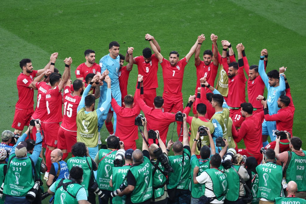 伊朗國家足球隊球員手牽手集體行動以示團結。路透
