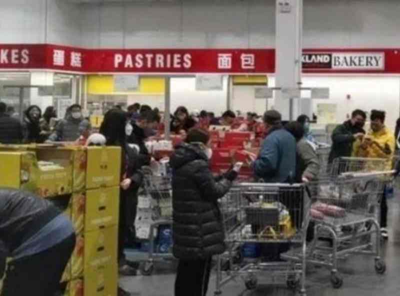 上海Costco近日開業,不少民眾在商場聚集搶購。網上圖片