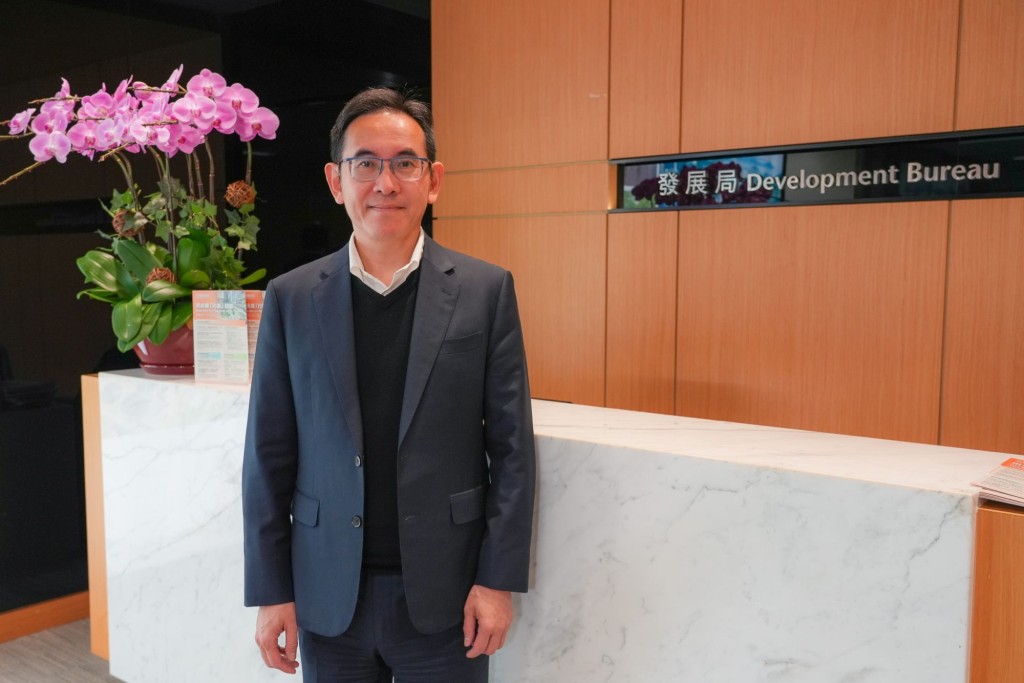 林智文介绍,发展局新制定的内部监察和高层介入机制涵盖规划、地政、建筑三个关键审批阶段。宁汉豪网志图片 林智文介绍,发展局新制定的内部监察和高层介入机制涵盖规划、地政、建筑三个关键审批阶段。宁汉豪网志图片