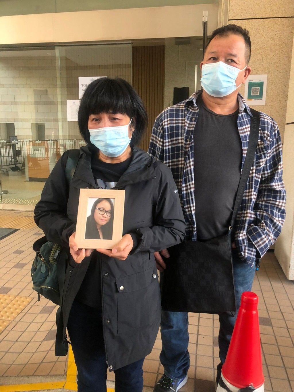 死者父親蘇遠光(右);蘇母(左)。凌子淇攝