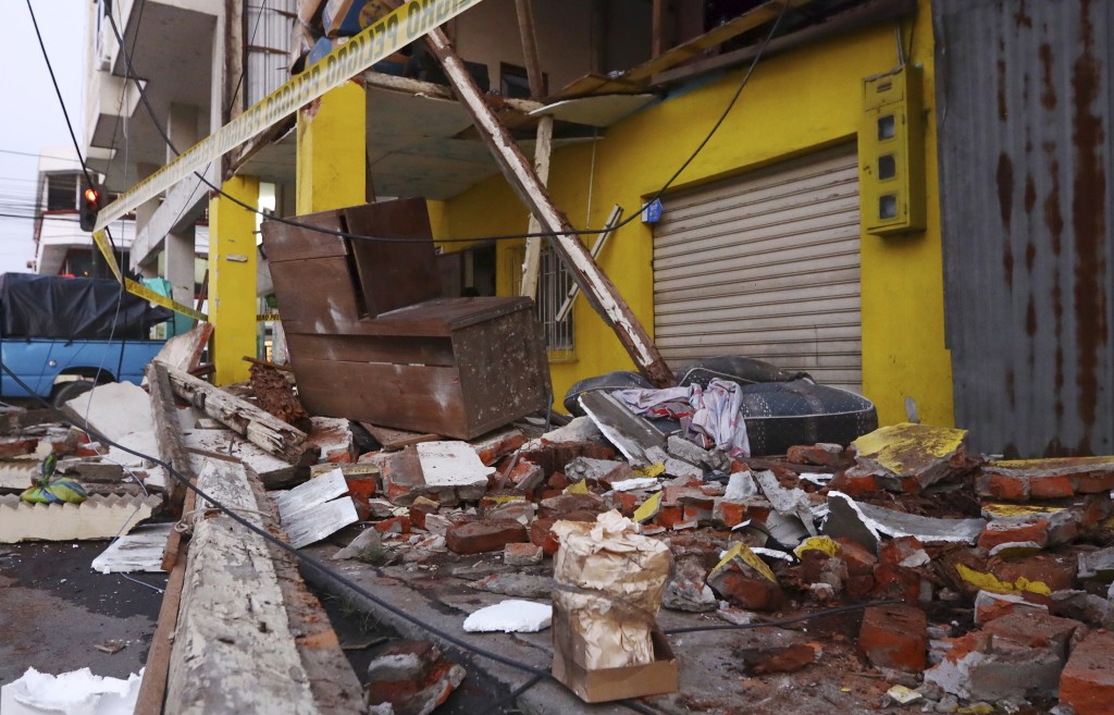 有店铺及民居外墙被震落。美联社
