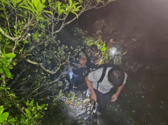深圳2名遊客颱風天擅闖危險區，獲救後被罰款。深圳商報