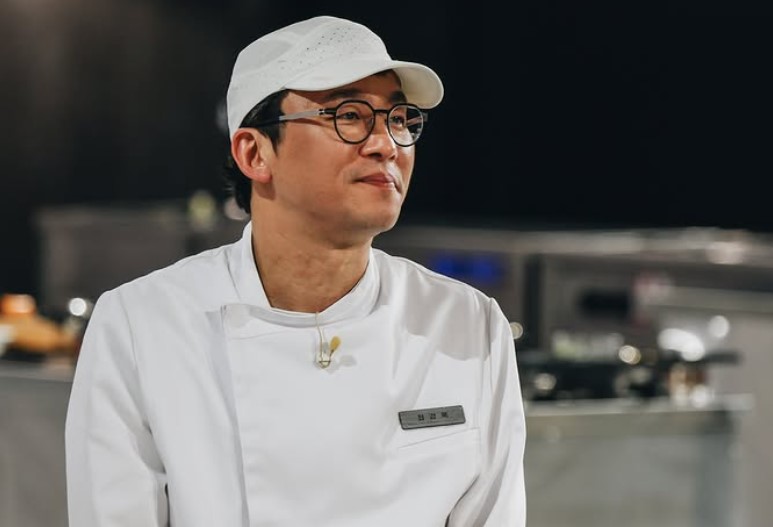 在Netflix韩国人气真人秀《黑白大厨：料理阶级大战2》的璀璨灯光下，冠军荣耀最终归于白汤匙代表崔康禄。