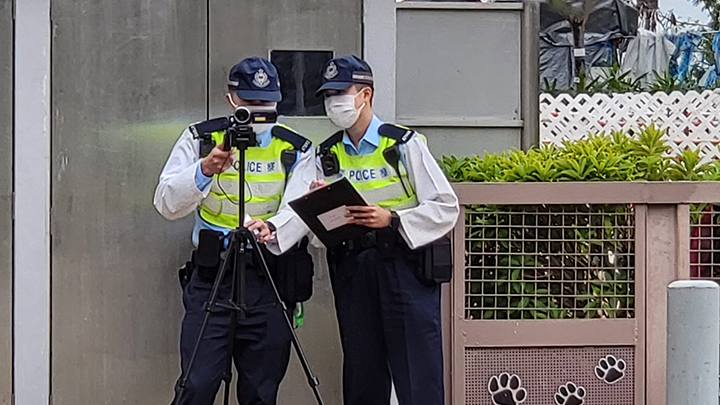 警方用流動錄影拍到約130架涉違泊車輛。警方提供