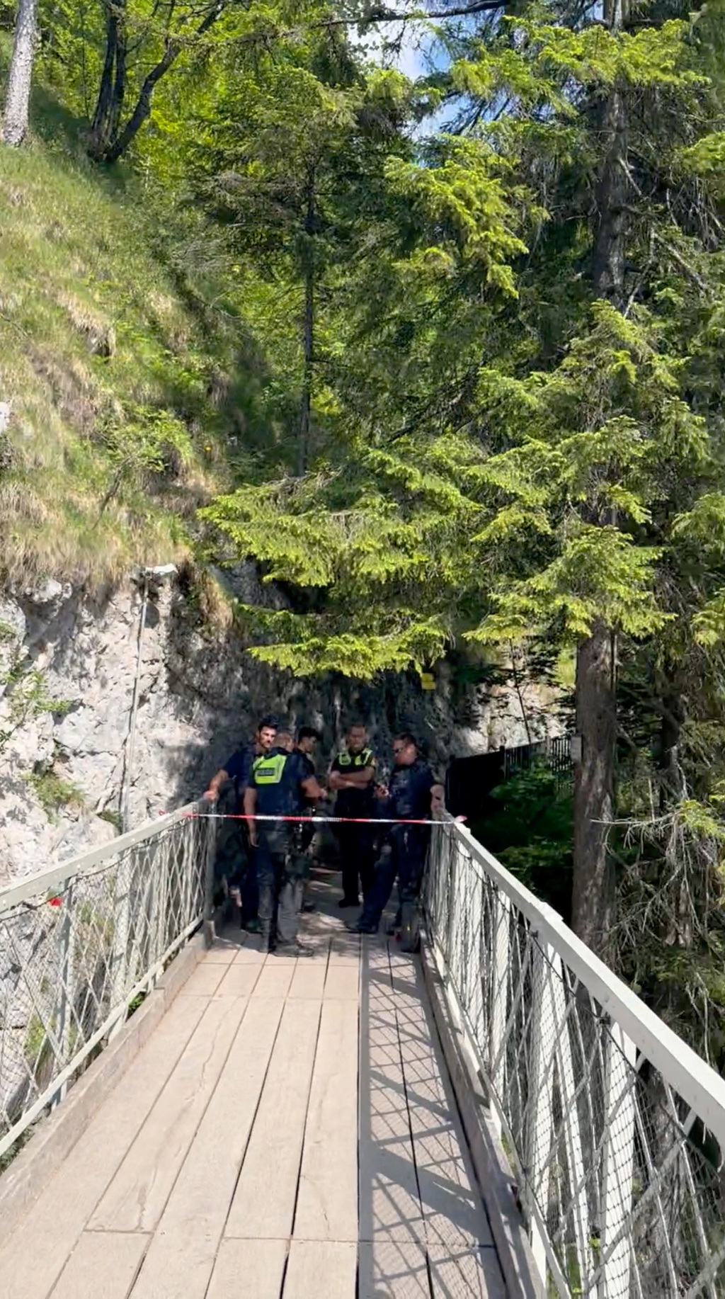新天鵝堡附近的瑪莉安橋14日有女遊客遭人攻擊並推落山谷，造成1死1重傷，警方趕抵現場調查。（路透社）