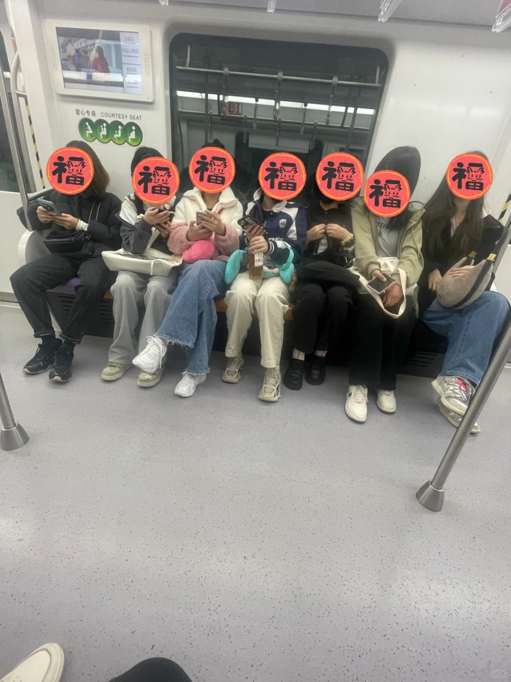 网民成都地铁的1人1座应全国推广，以杜绝各种占座的不文明行为。小红书