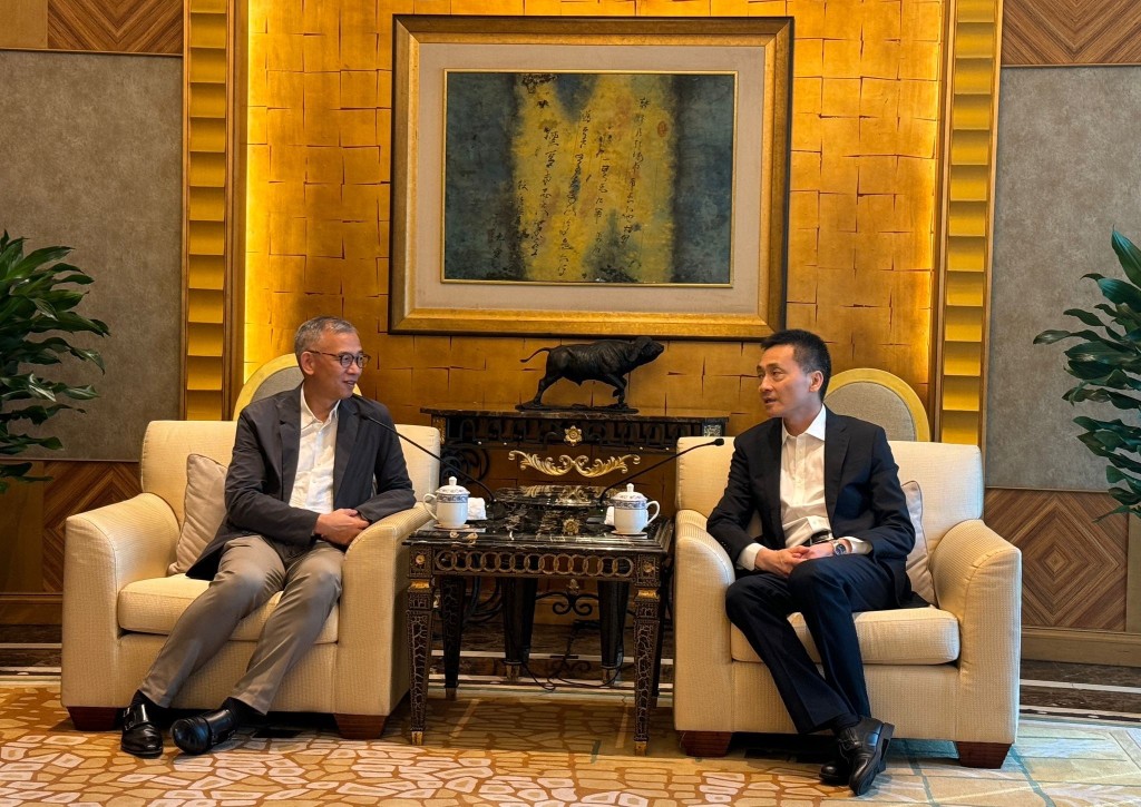 胡英明（左）拜访上海市纪律检查委员会副书记兼上海市监察委员会副主任施涛（右）。廉署图片