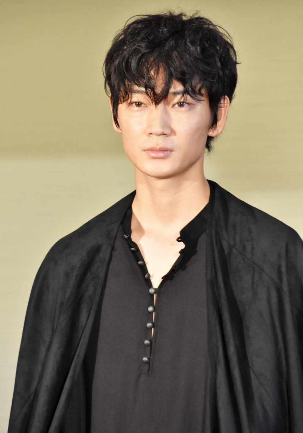 綾野剛被網紅東谷義和咬住唔放,連環大爆其醜聞。