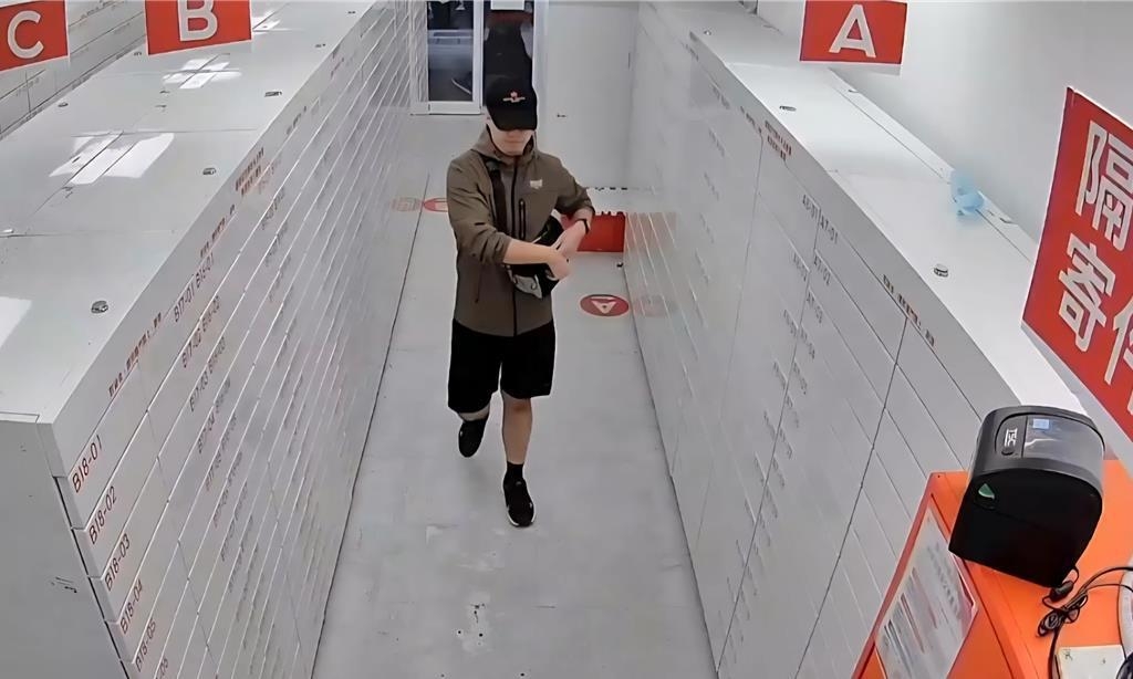 張文平常不使用手機，都透過平板網購。 中時