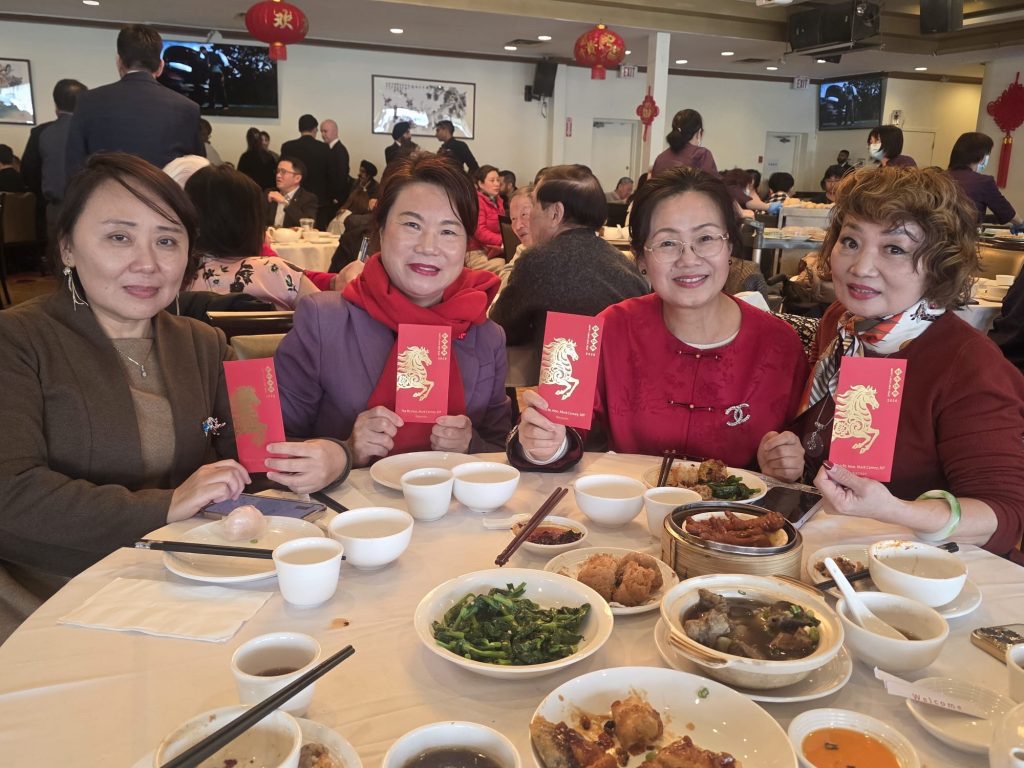 当地华人团体负责人饮茶相聚，喜遇加拿大总理卡尼逗利是。 星岛 