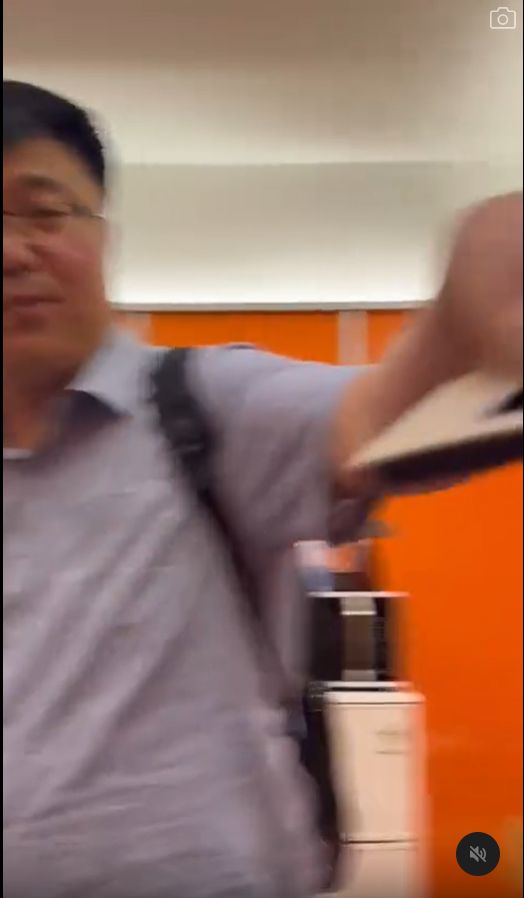 陌生男指住梁懿婷友人表示:「No phone」。 陌生男指住梁懿婷友人表示:「No phone」。