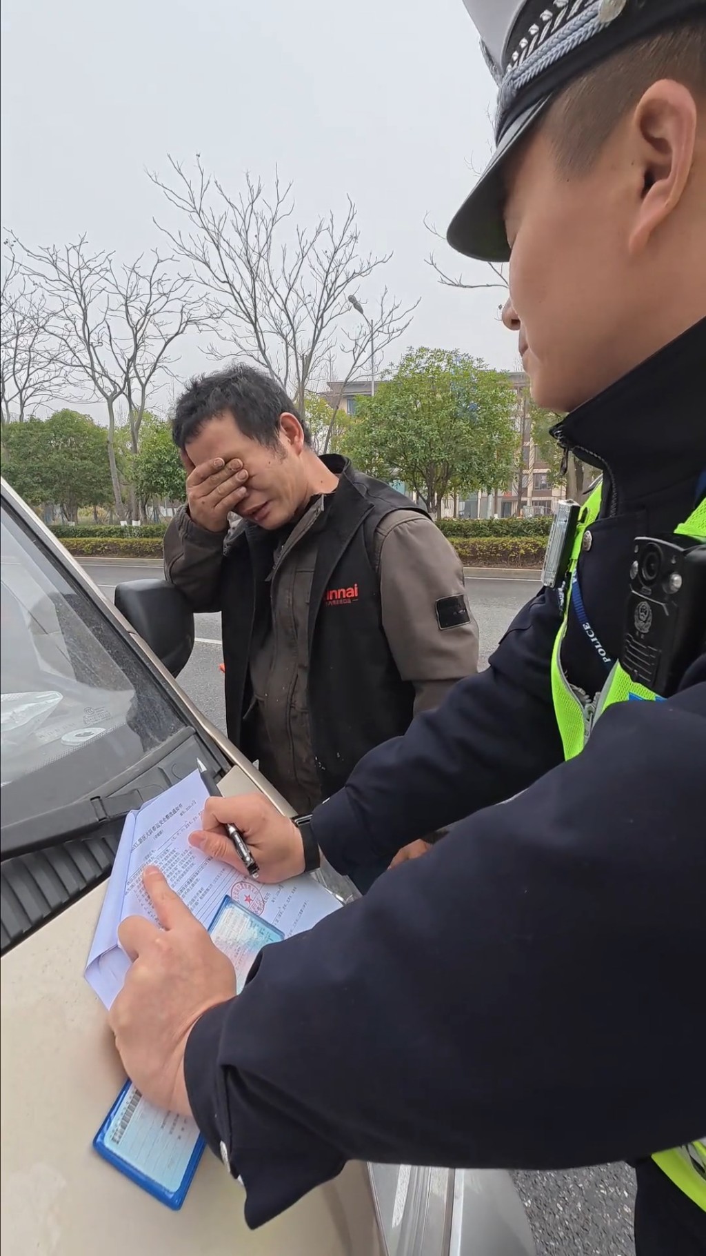 獲得交警「溫度執法」，男司機當場感動流淚。抖音@大雄同學