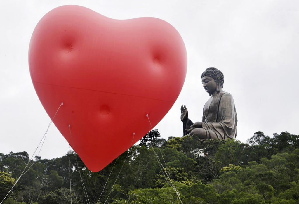 Chubby Hearts巨型飘浮红心在大屿山昂平市集快闪。（ 锺健华摄 ）