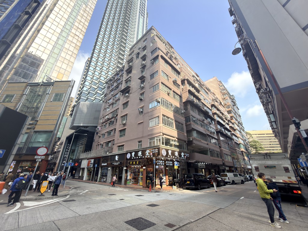 外籍男在尖沙咀麼地道一錶行購買一隻手錶後，發現懷疑是賊贓於是報案。梁國峰攝