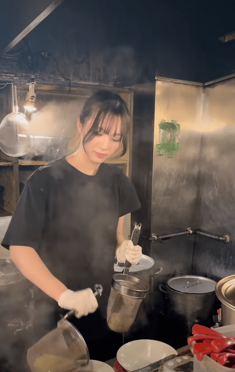 竹內綾音擁有一張精緻清新的偶像級面孔,配上熟練流暢的揉麵、切麵手藝,打麵在網上爆紅。 竹內綾音擁有一張精緻清新的偶像級面孔,配上熟練流暢的揉麵、切麵手藝,打麵在網上爆紅。