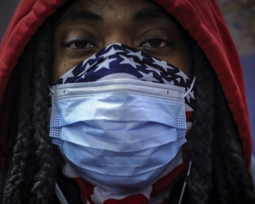 美媒指研究顯示紐約的疫情主要是歐洲輸入。紐約市民戴上口罩防疫。AP圖