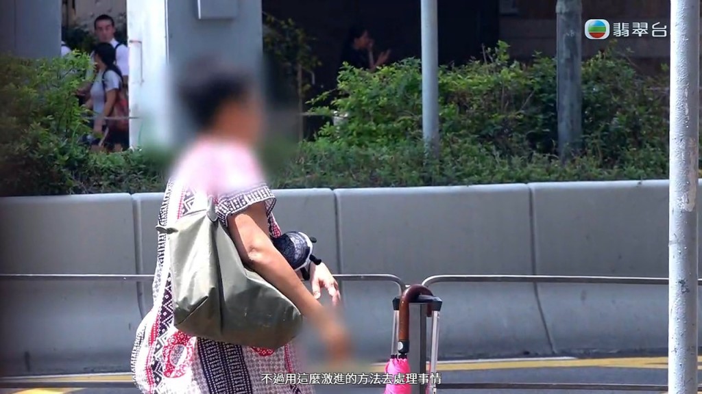 鄧小姐不時獨自外出。