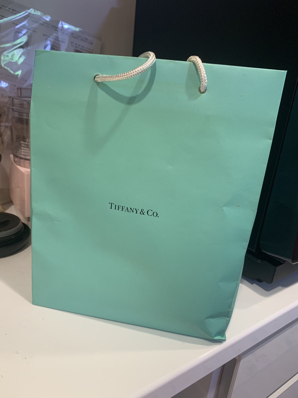日向藍子表示，有天發現老公回家時，手上竟提著一個Tiffany品牌的紙袋。Twitter圖片