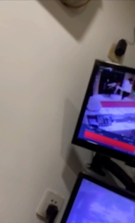 又上載閉路電視片段,可見一名男子正拉扯一名神志不清的女子。