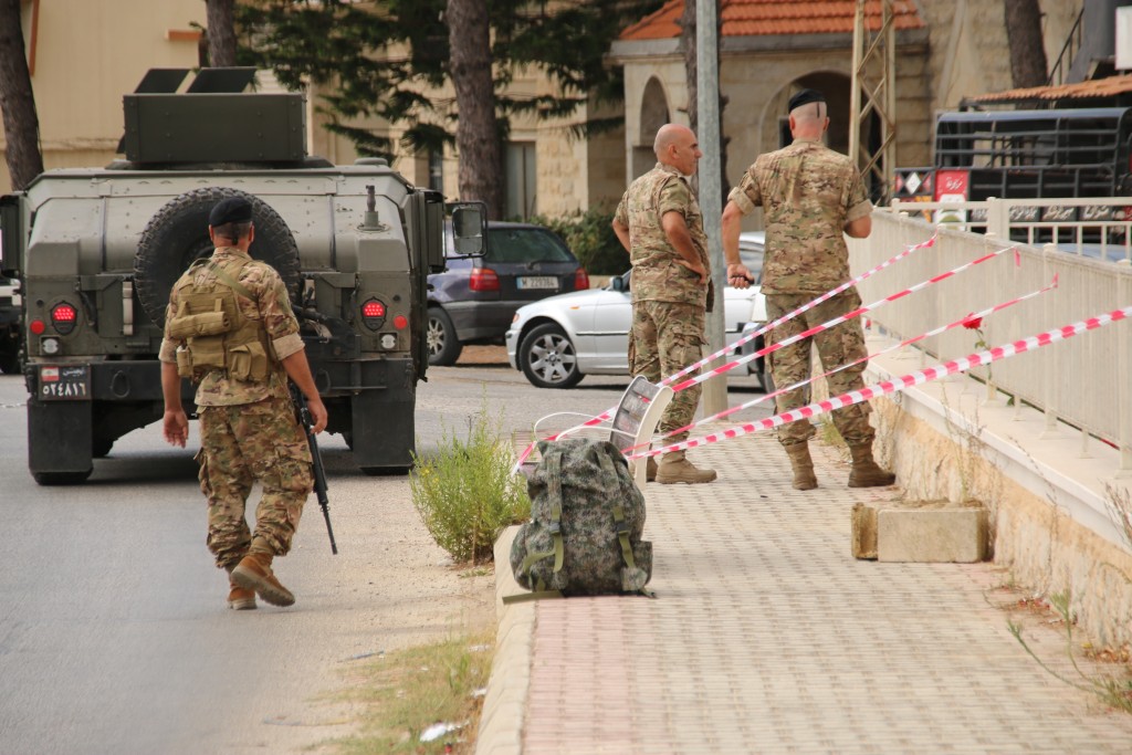 黎巴嫩軍方封鎖街道，調查一個可疑背包。新華社