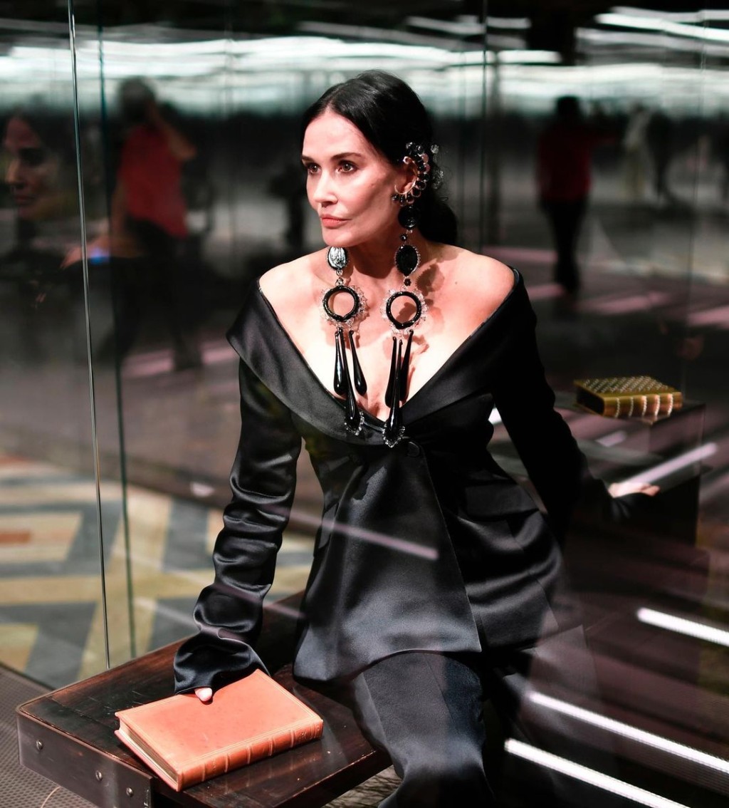 狄美摩亚日前出席Fendi Haute Couture时装展,首次行catwalk。