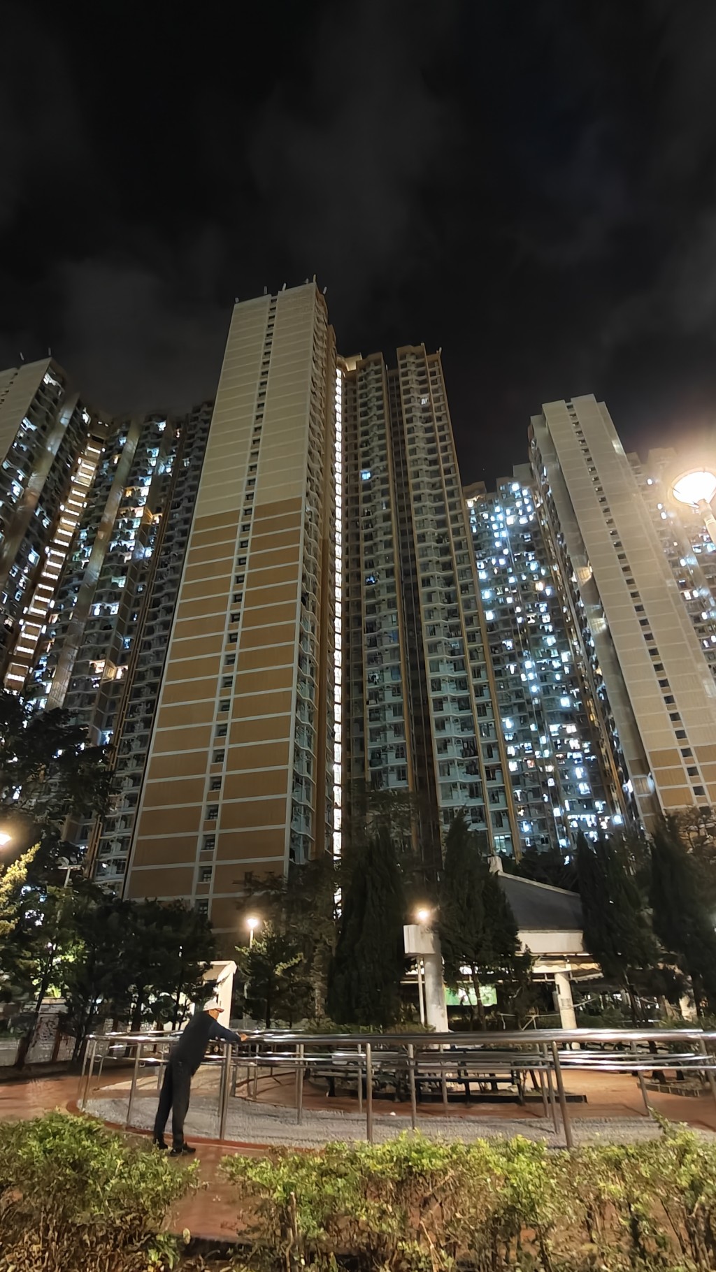 整幢葵涌邨夏葵樓發生停電。