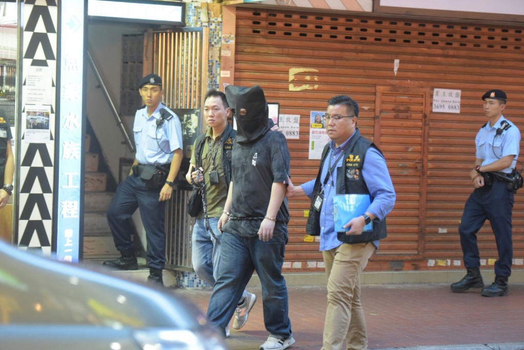 疑犯黑布蒙頭重組案情。黃文威攝