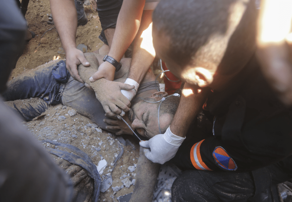 以軍轟炸加沙地帶，民眾多人傷亡。美聯社