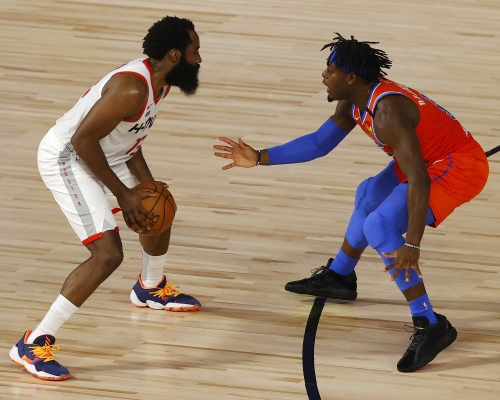 多特(右)成功削減哈登威力。AP