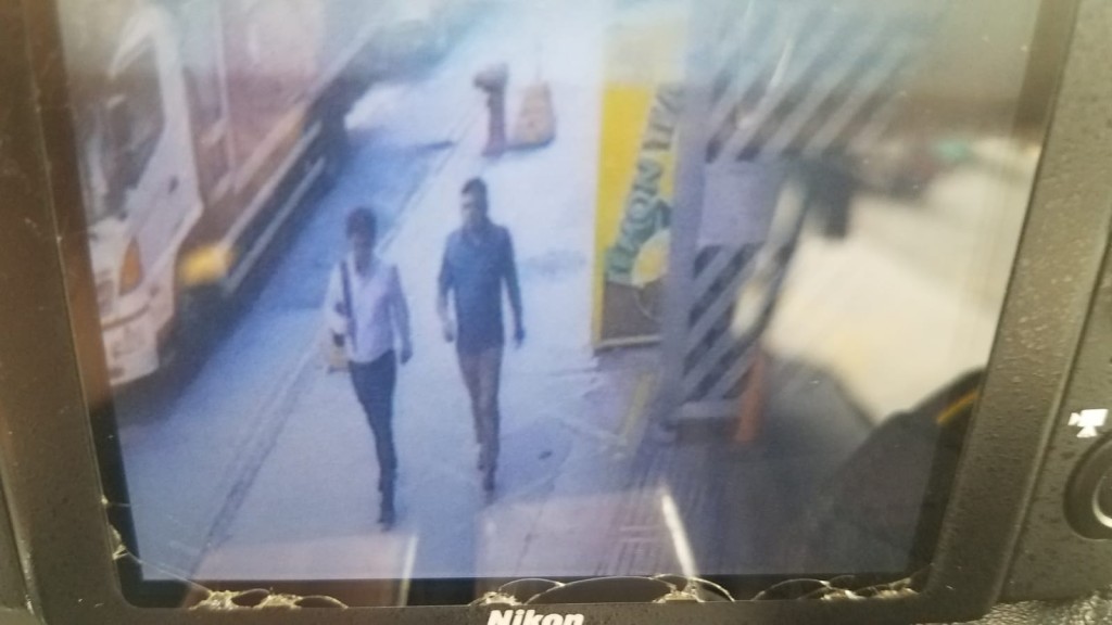 附近閉路電視拍得兩名事主事發前在街頭行走。