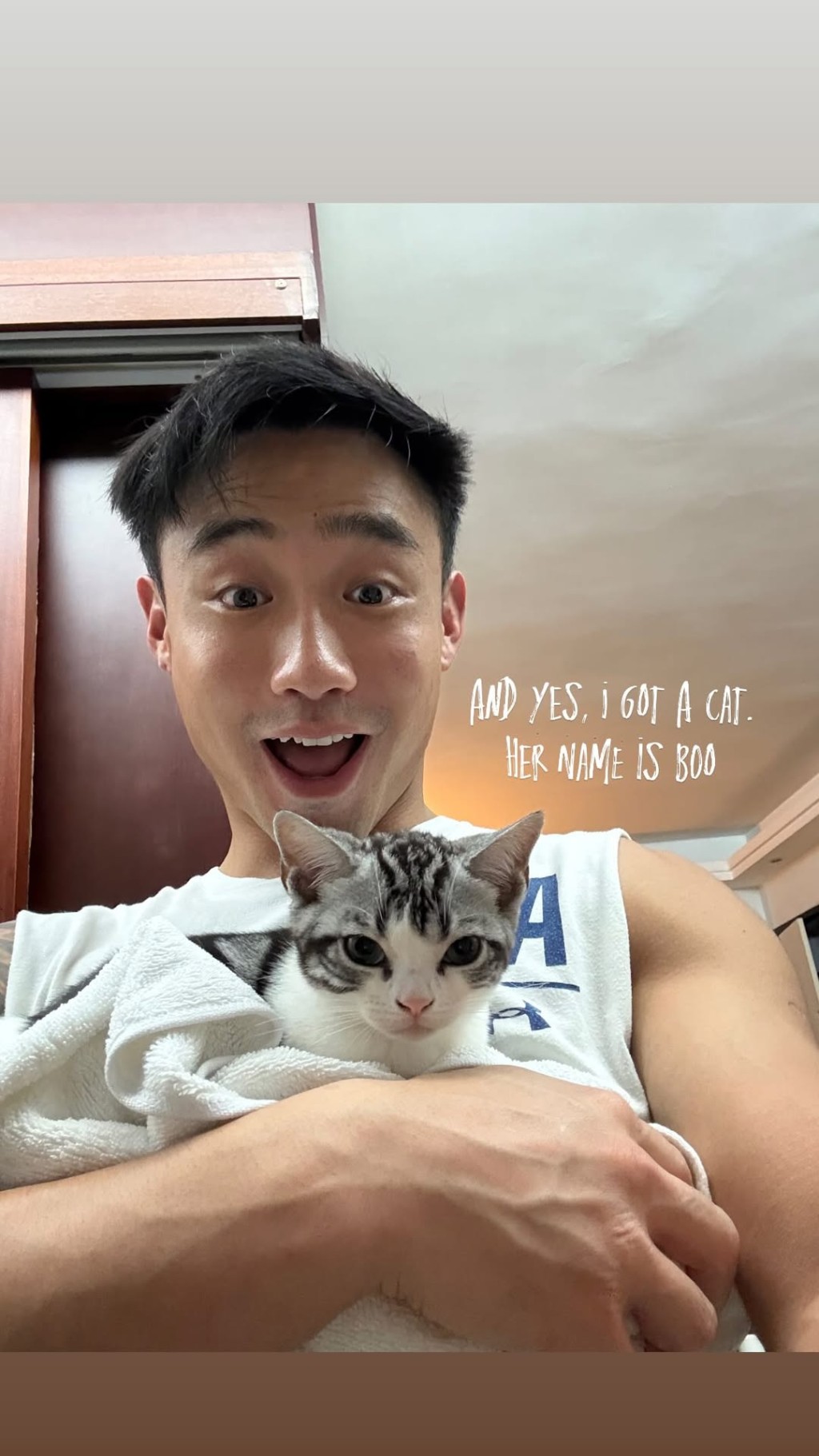 Elvis抱住阿Boo，指是他的貓。