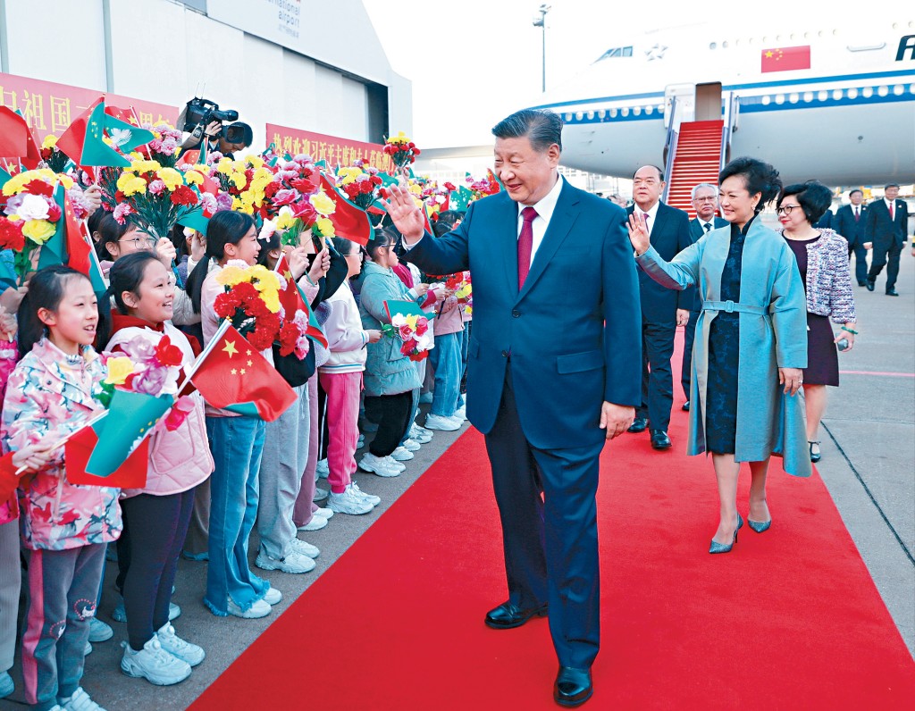 數百名澳門青少年和各界群眾代表揮舞國旗、區旗和鮮花，熱烈歡迎國家主席習近平訪澳。