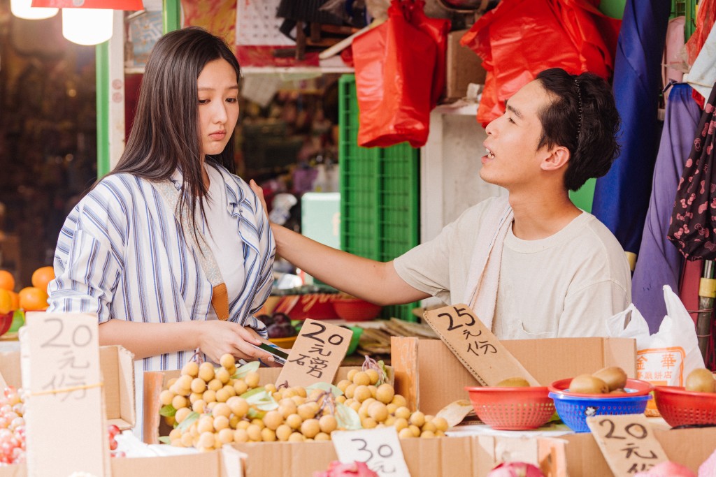 梁仲恒饰花园街生果档东主。